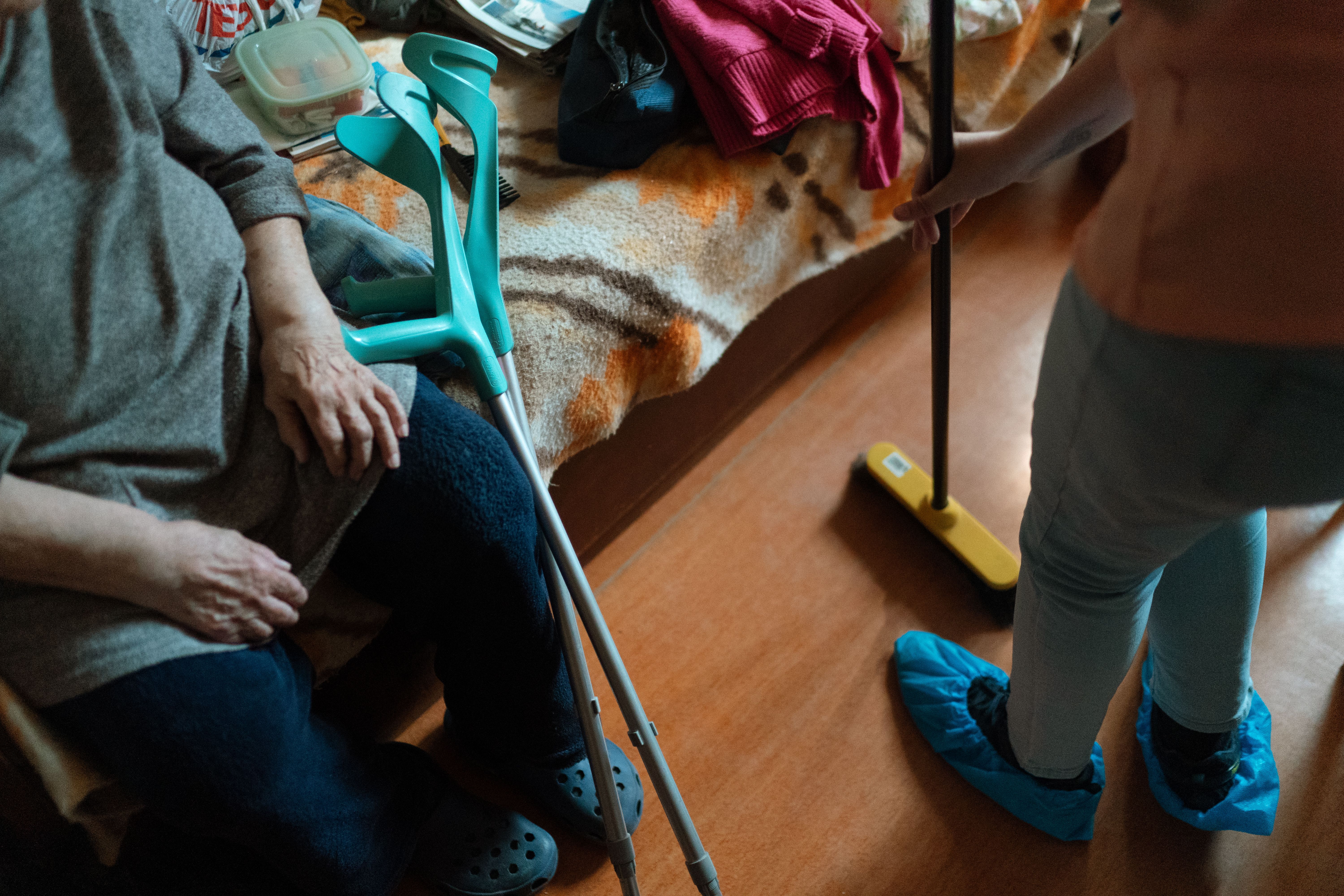 Intervenante à domicile accompagnant une personne âgée dont le proche a pu activer l'avance immédiate de crédit d'impôt.