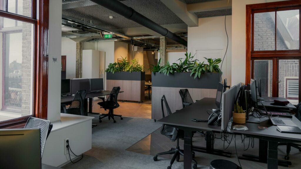 entretien professionnel de bureaux. L'image démontre un bureau propre et rangé