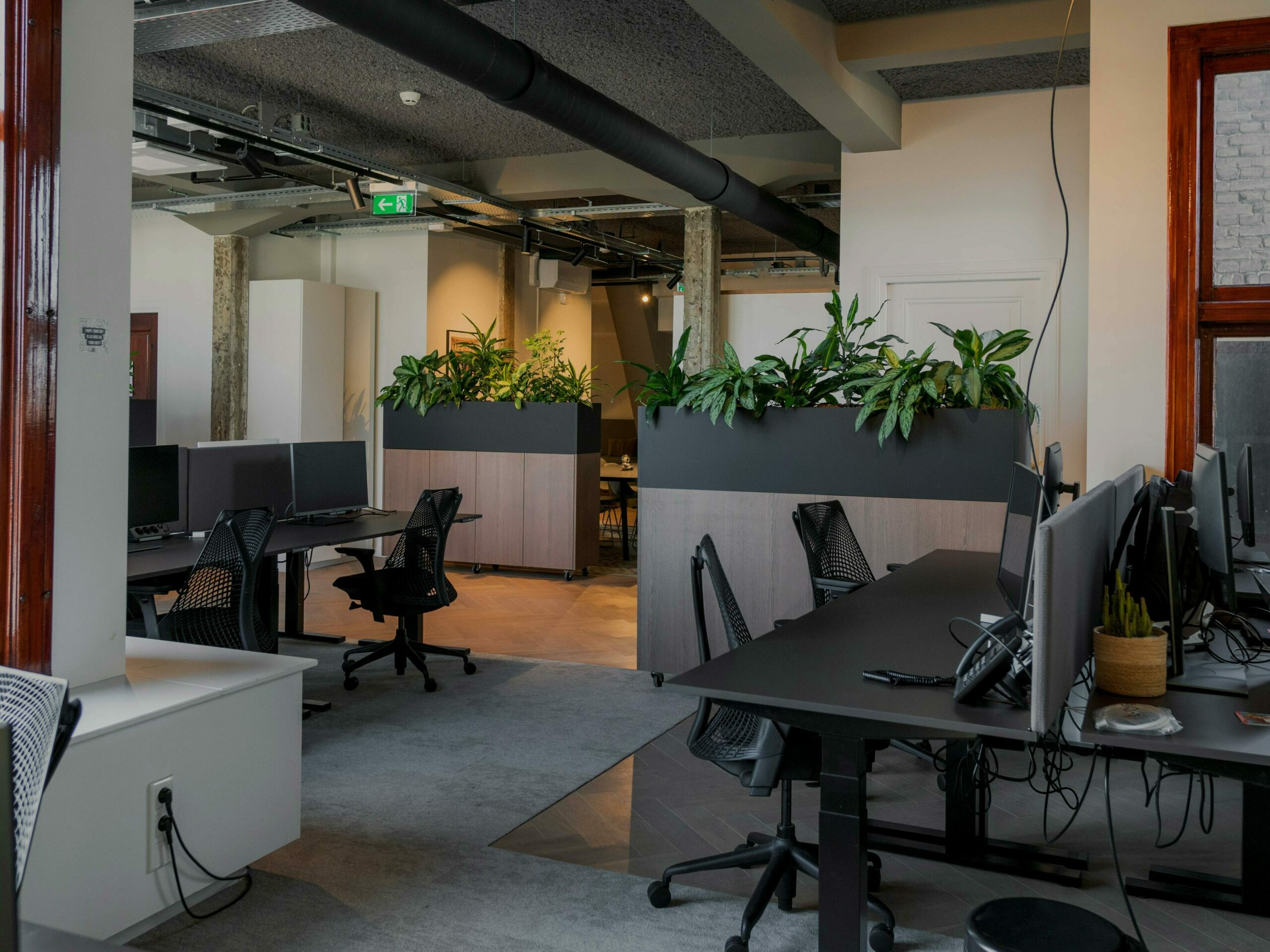 cette image représente des bureaux et locaux propres et rangés. notre service d'aide à domicile antibes promet de nettoyer et ranger vos bureaux à la hauteur de vos exigences