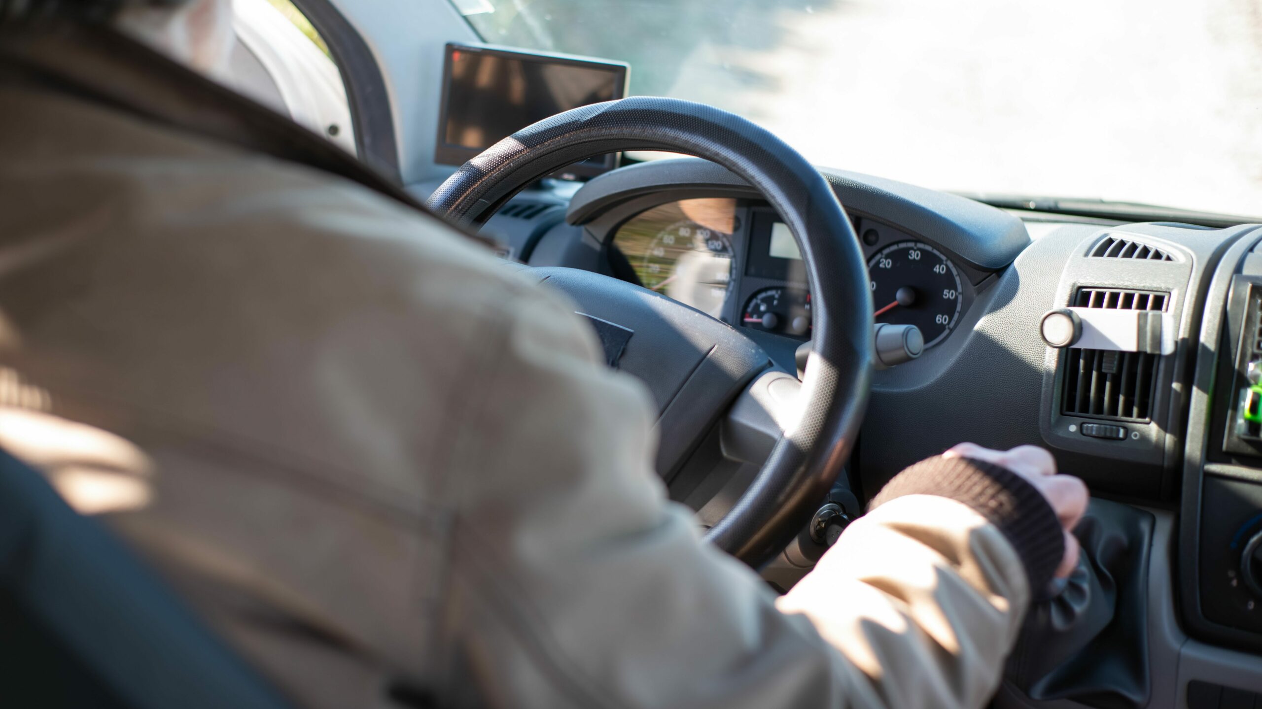 Vue de dos d'un senior au volant d'un véhicule, l'arrêt de la conduite étant une situation clé pour détecter les premiers signes d'isolement chez une personne âgée.