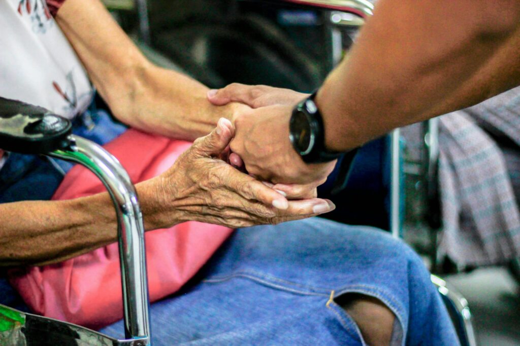 Un aidant bienveillant à domicile pour prendre soin des personnes âgées en toute sécurité.