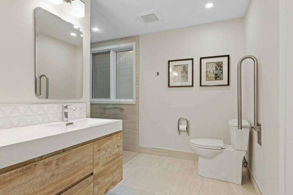 Aménagement d'une salle de bain moderne pour prendre soin des personnes âgées au quotidien.