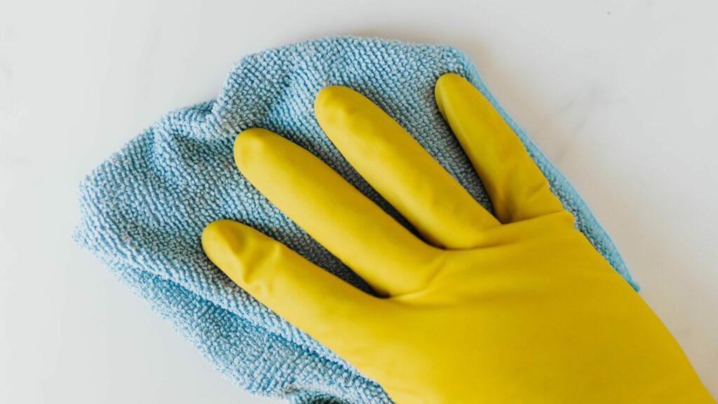 Technique pour tamponner délicatement les fibres textiles et savoir comment nettoyer les tâches jaunes sur un matelas avec succès.