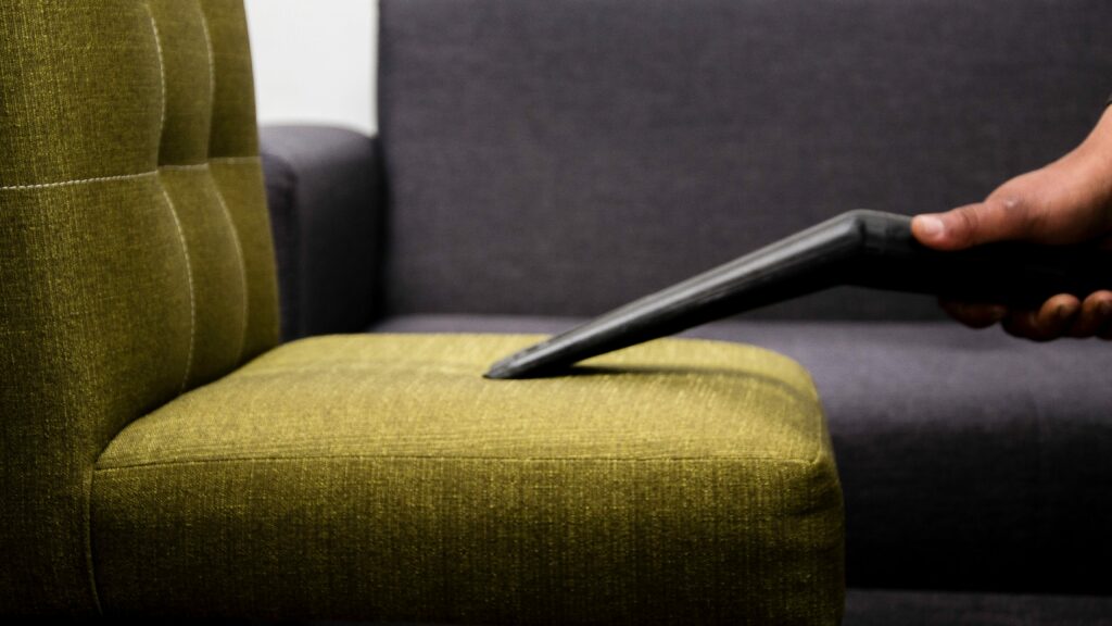 Aspiration minutieuse des poudres après avoir appris comment nettoyer les tâches jaunes sur un matelas et sur un sofa.