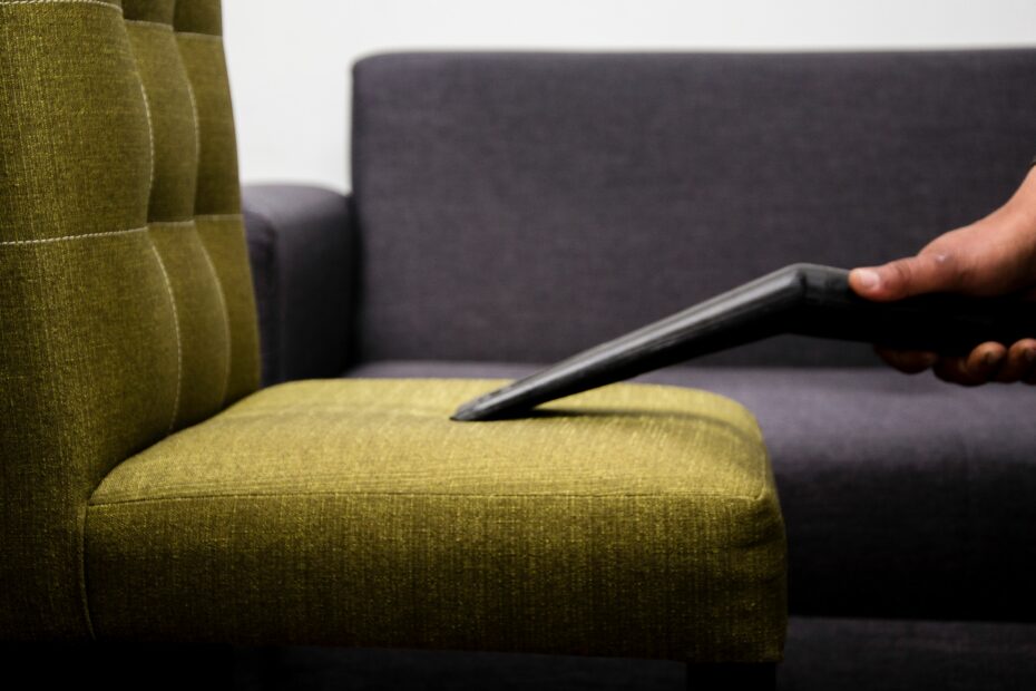 canapé qui se faire aspirer pour nettoyer les tâches jaunes sur un matelas