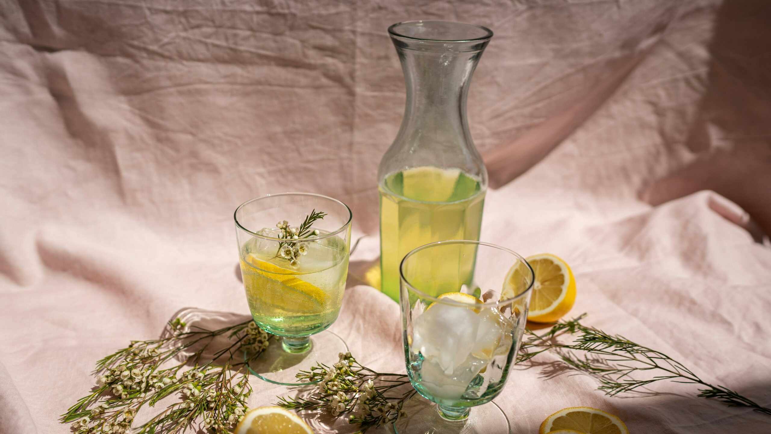 Astuces et boissons variées rappelant l'importance de l'hydratation chez les seniors