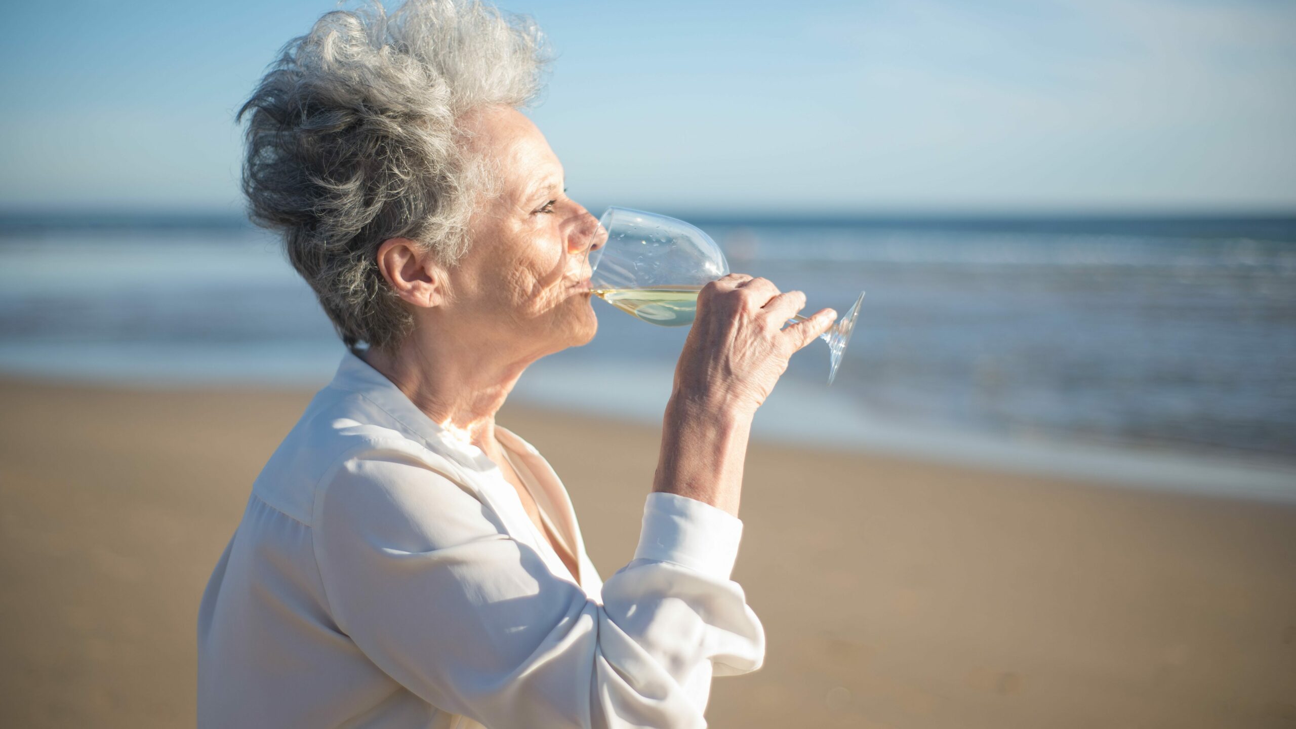 Accompagnement bienveillant et rappel de l'importance de l'hydratation par une auxiliaire de vie