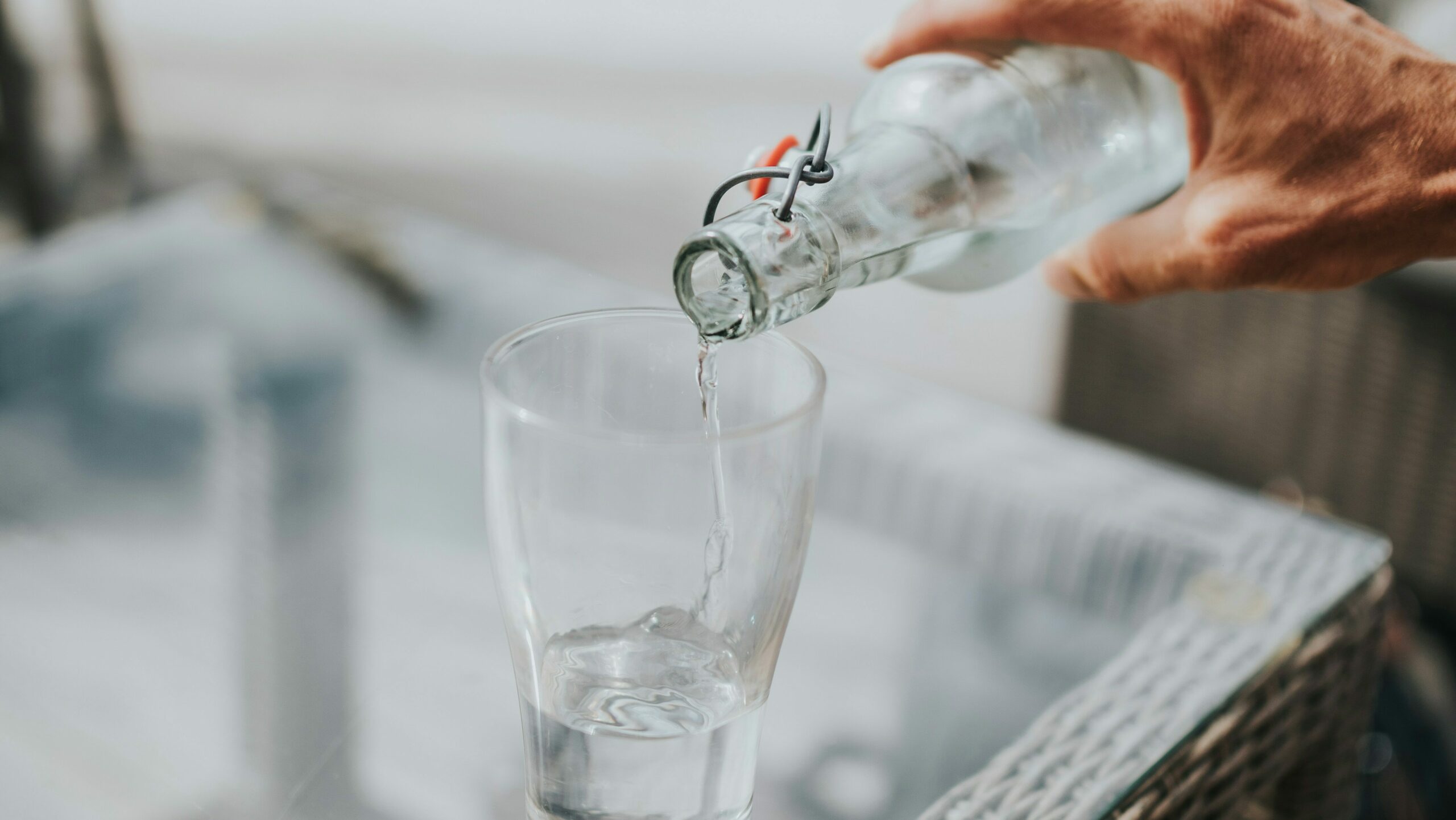 Sensibilisation à l'importance de l'hydratation chez une personne âgée à domicile